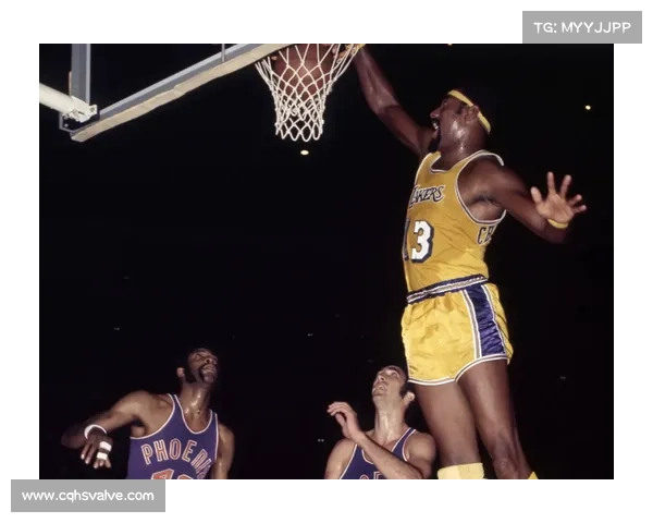 张伯伦效力时期最佳位置汇总与战术分析：探寻篮球巨星的多面角色